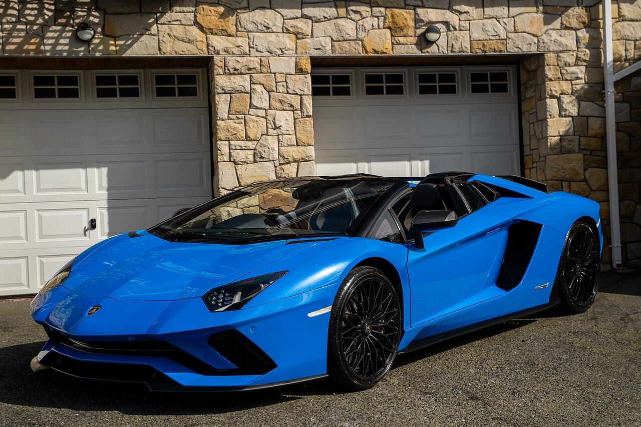 Lamborghini Aventador view 45