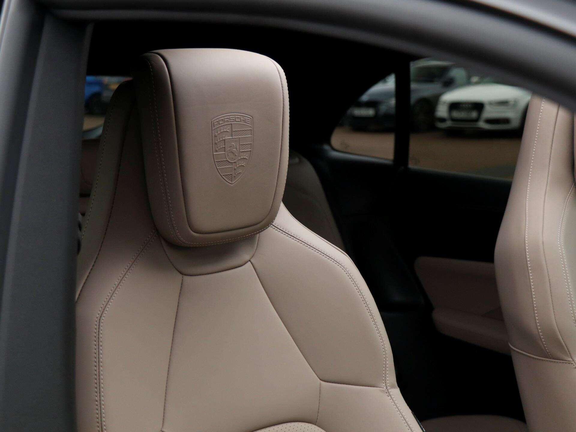 Porsche Macan view 23