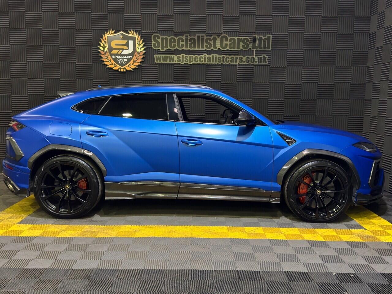 Lamborghini Urus view 4