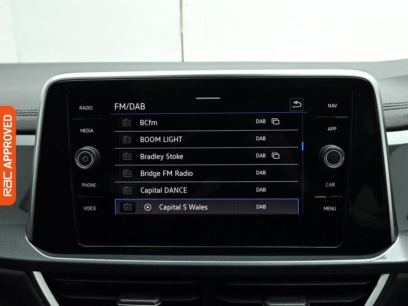 Volkswagen T-Roc view 17