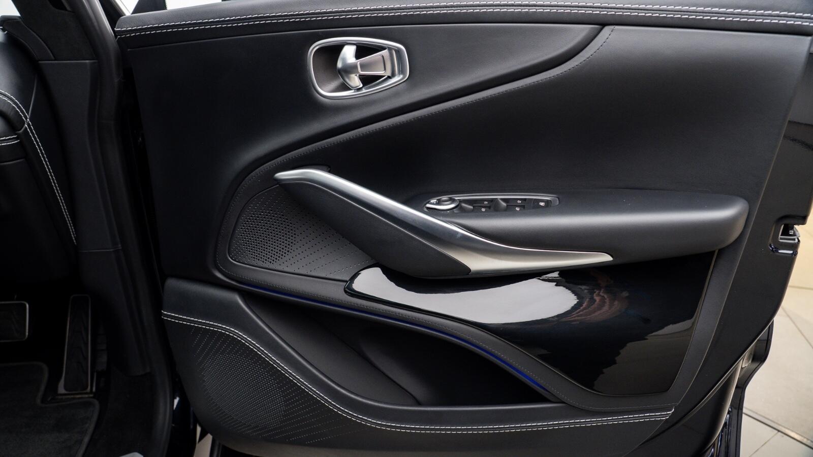 Aston Martin DBX view 27