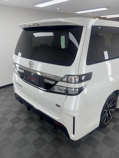 2013 Toyota Vellfire image 9