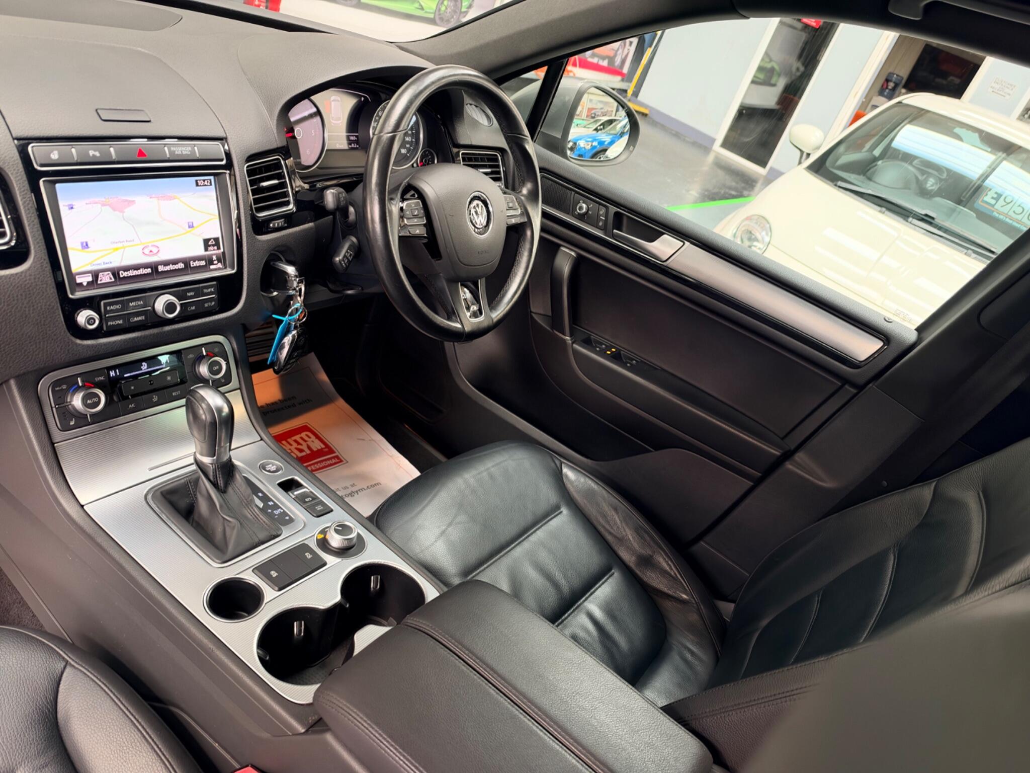 Volkswagen Touareg view 3