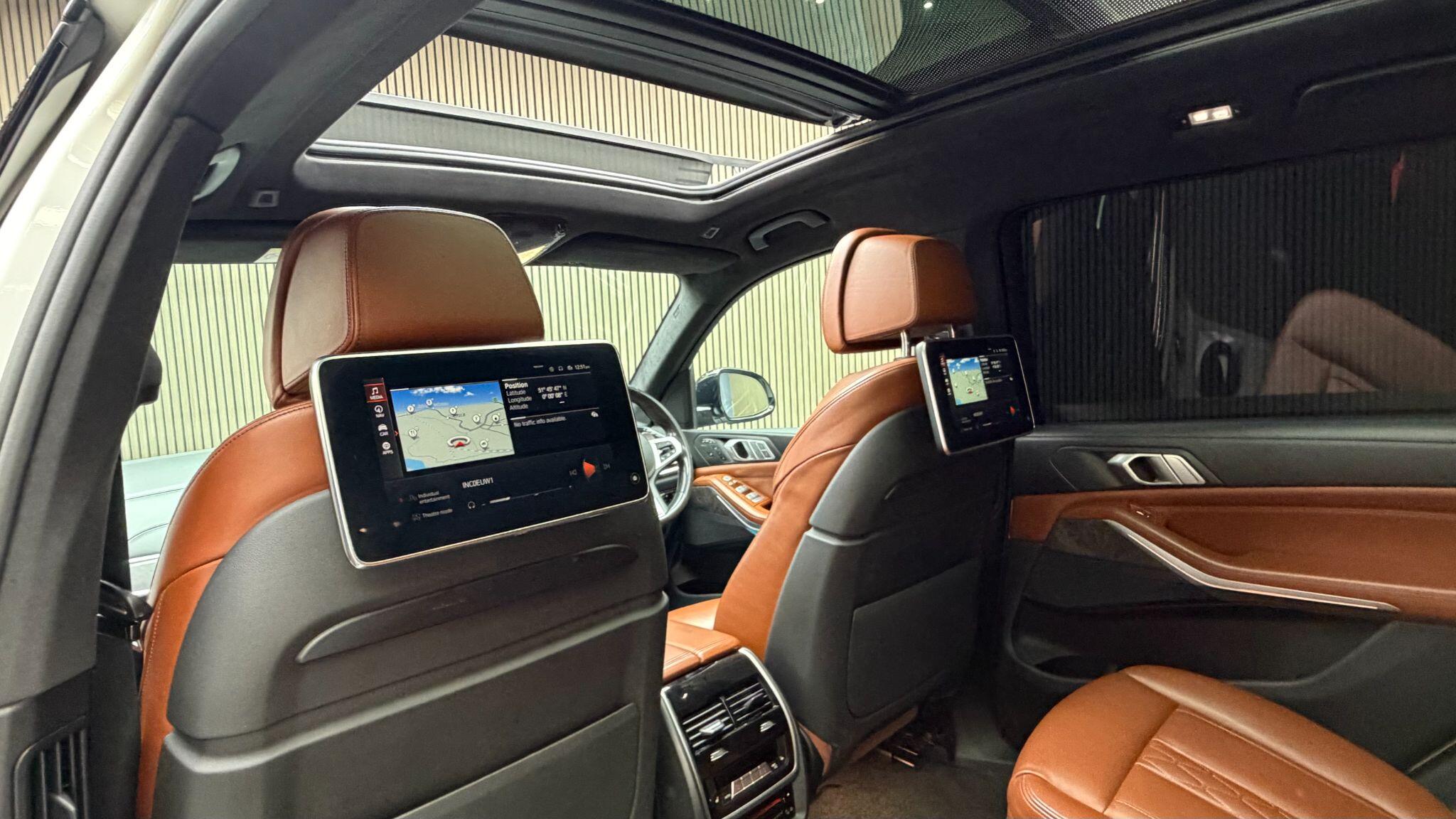 BMW X7 view 10