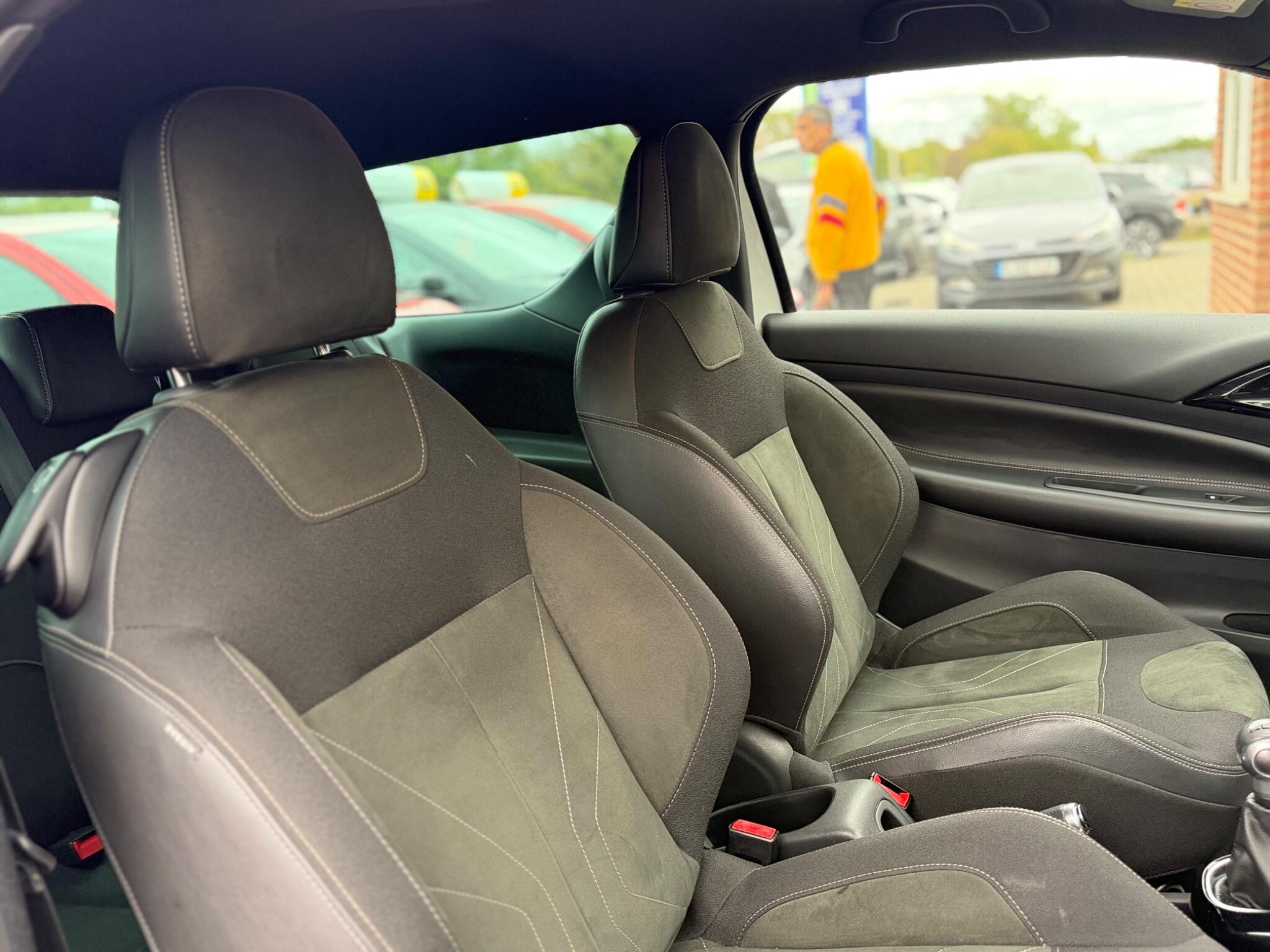 DS Automobiles DS 3 view 21