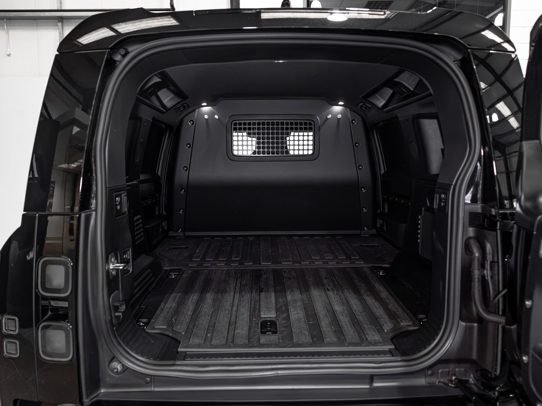 Land Rover Defender 110 view 28