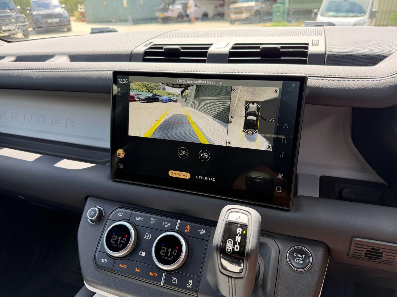 Land Rover Defender 90 view 36