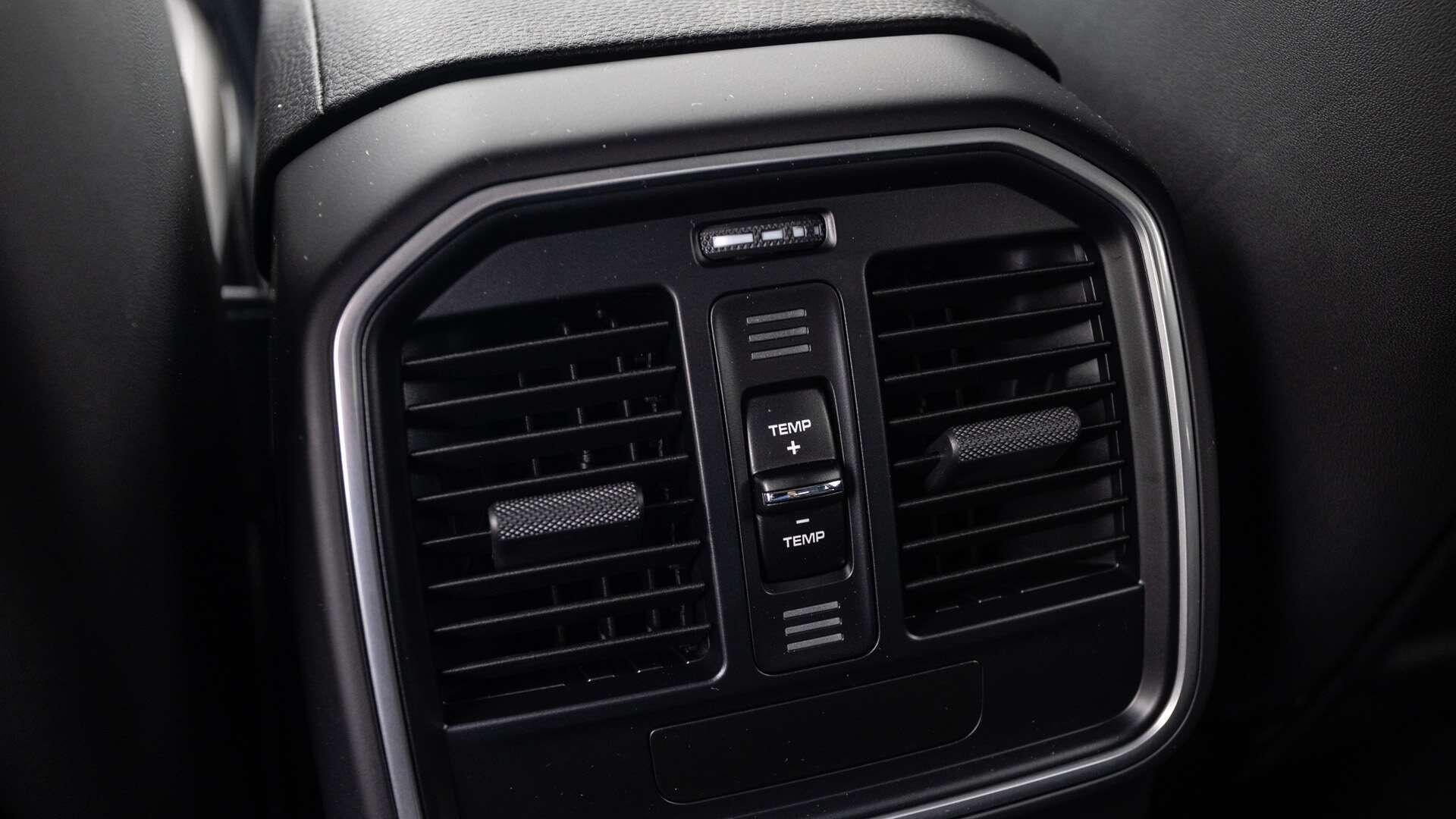 Porsche Macan view 16