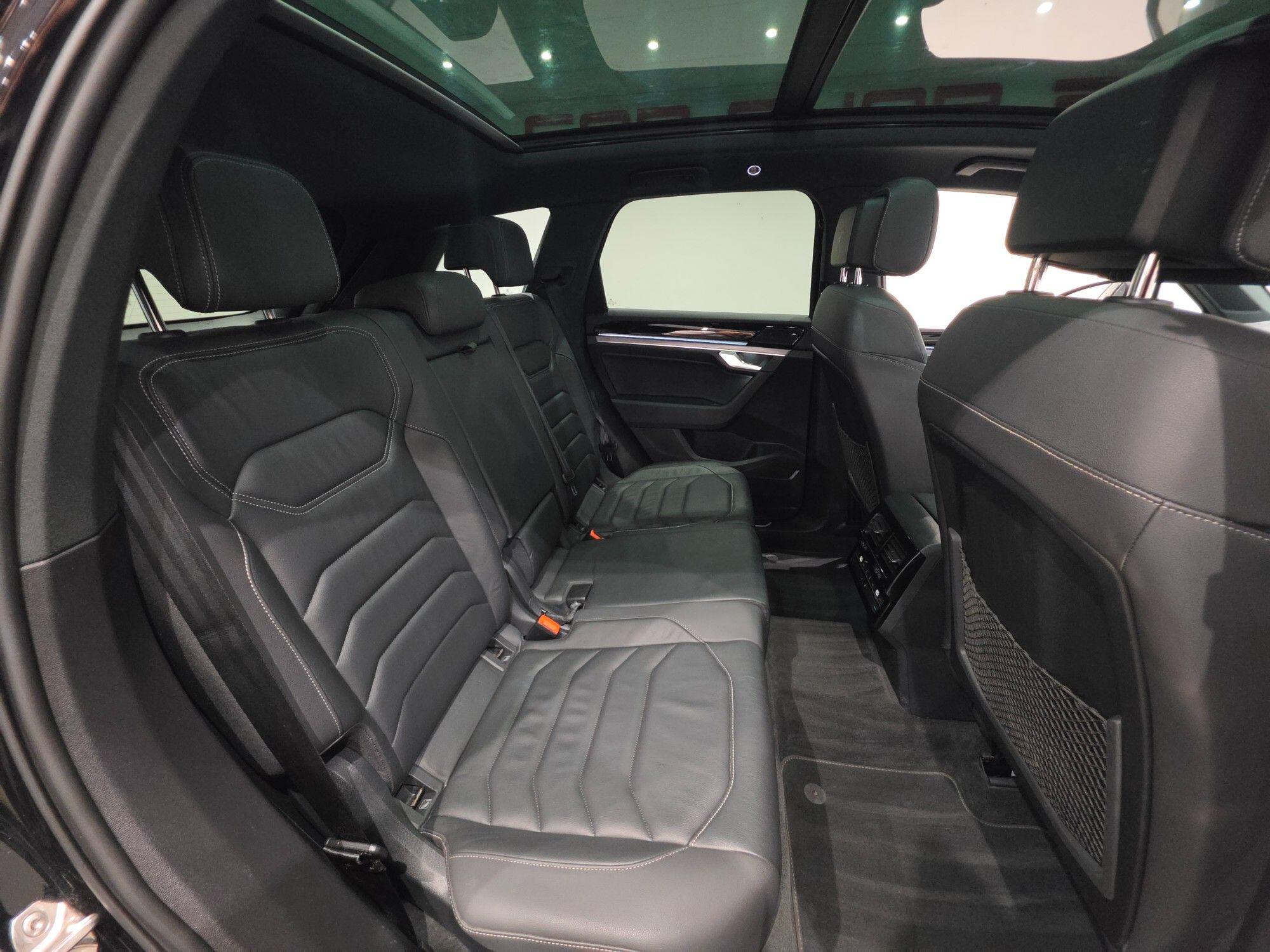 Volkswagen Touareg view 16