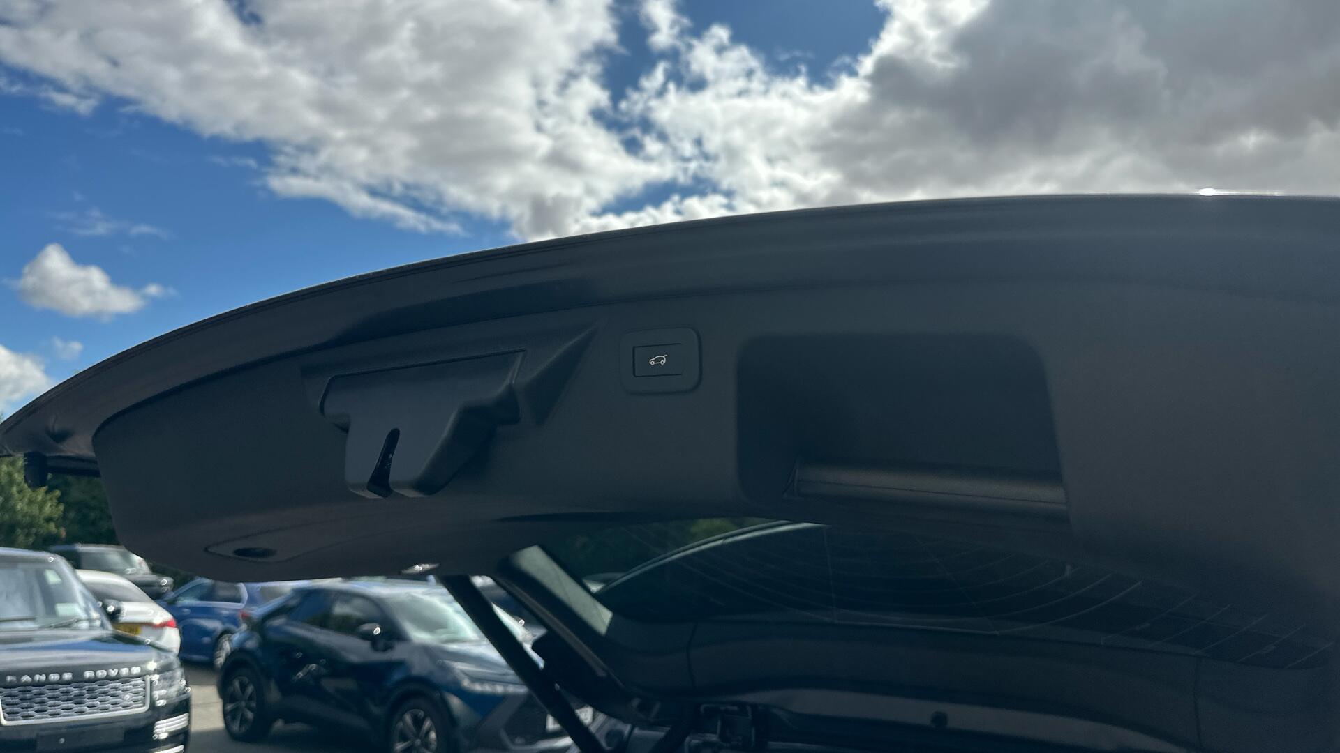 Land Rover Discovery Sport view 24