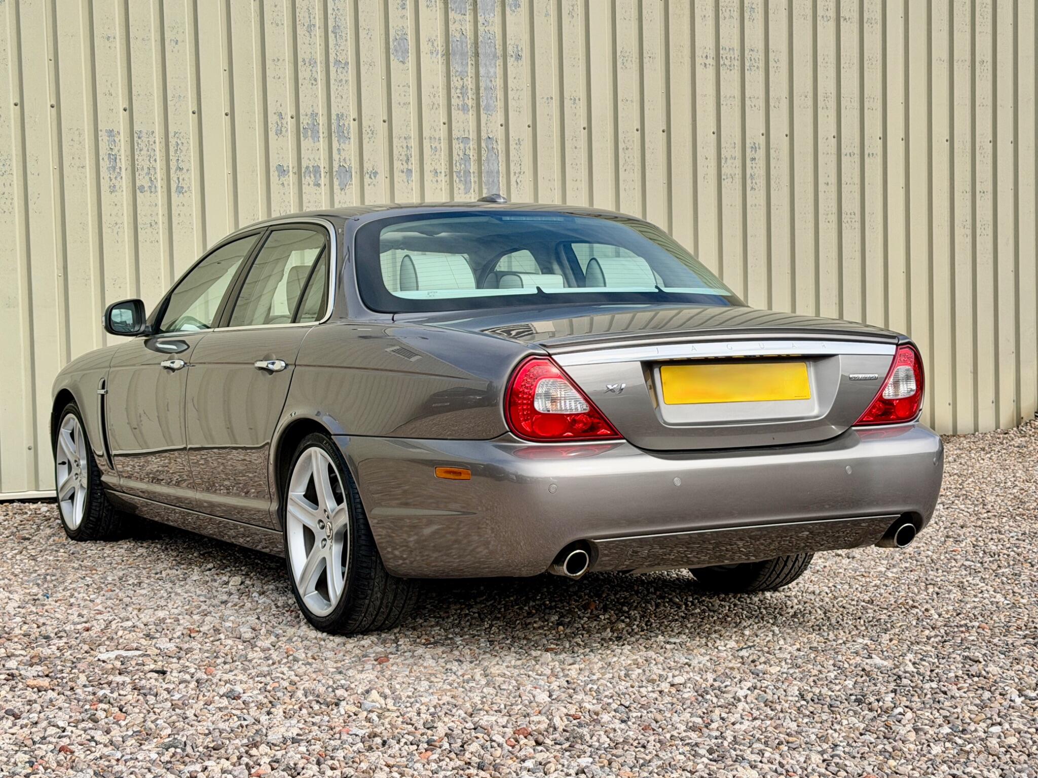 Jaguar XJ view 4