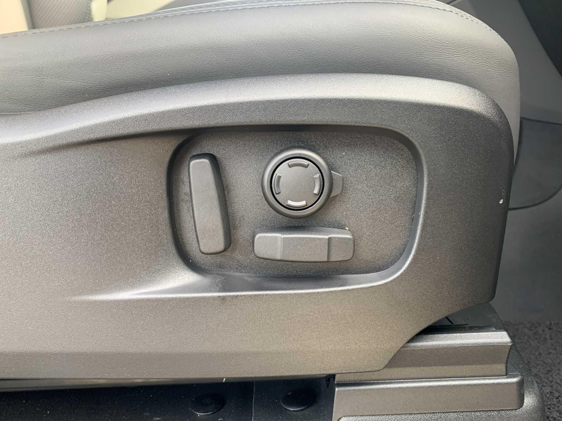 Land Rover Defender view 34
