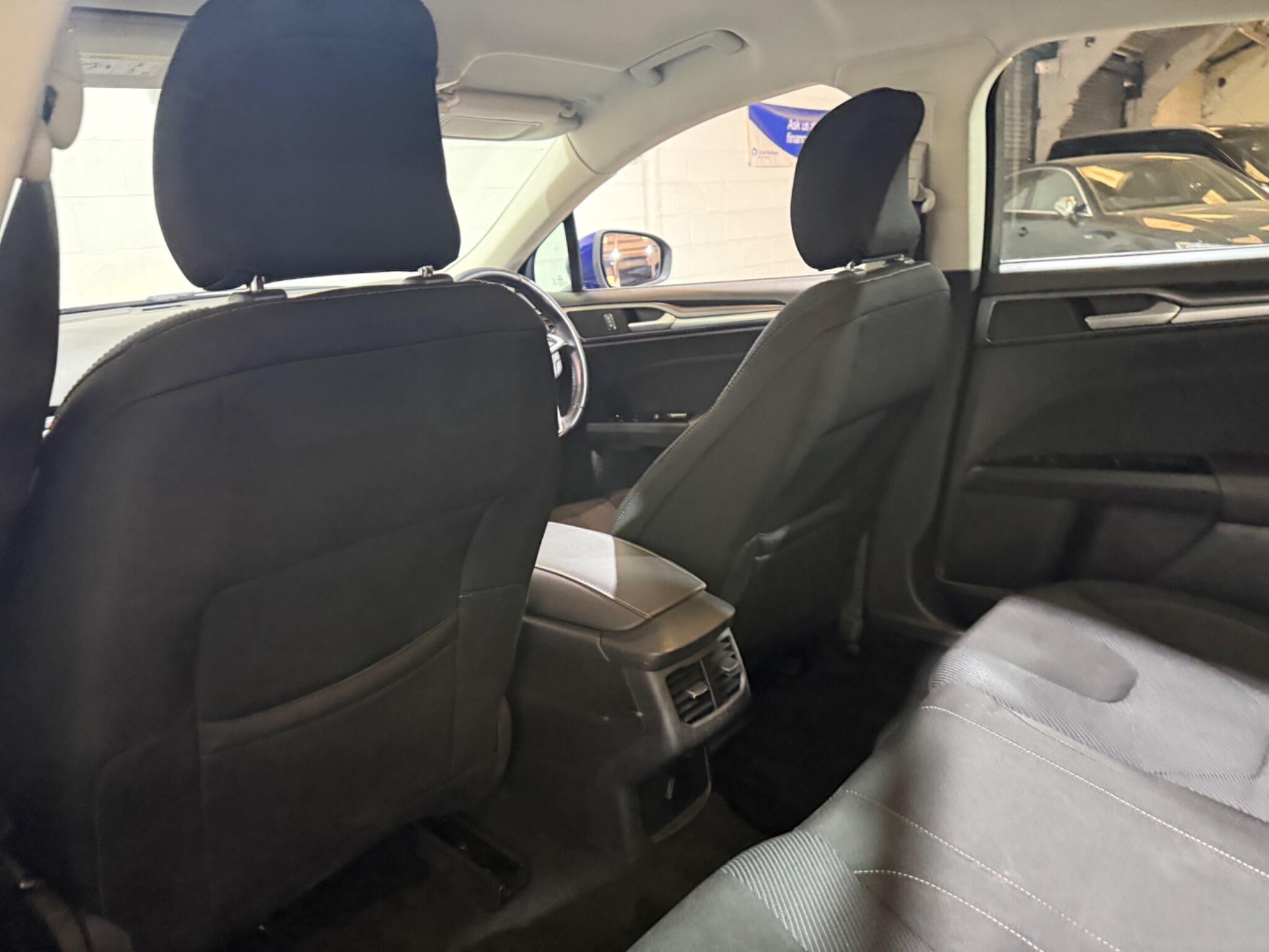 Ford Mondeo view 43