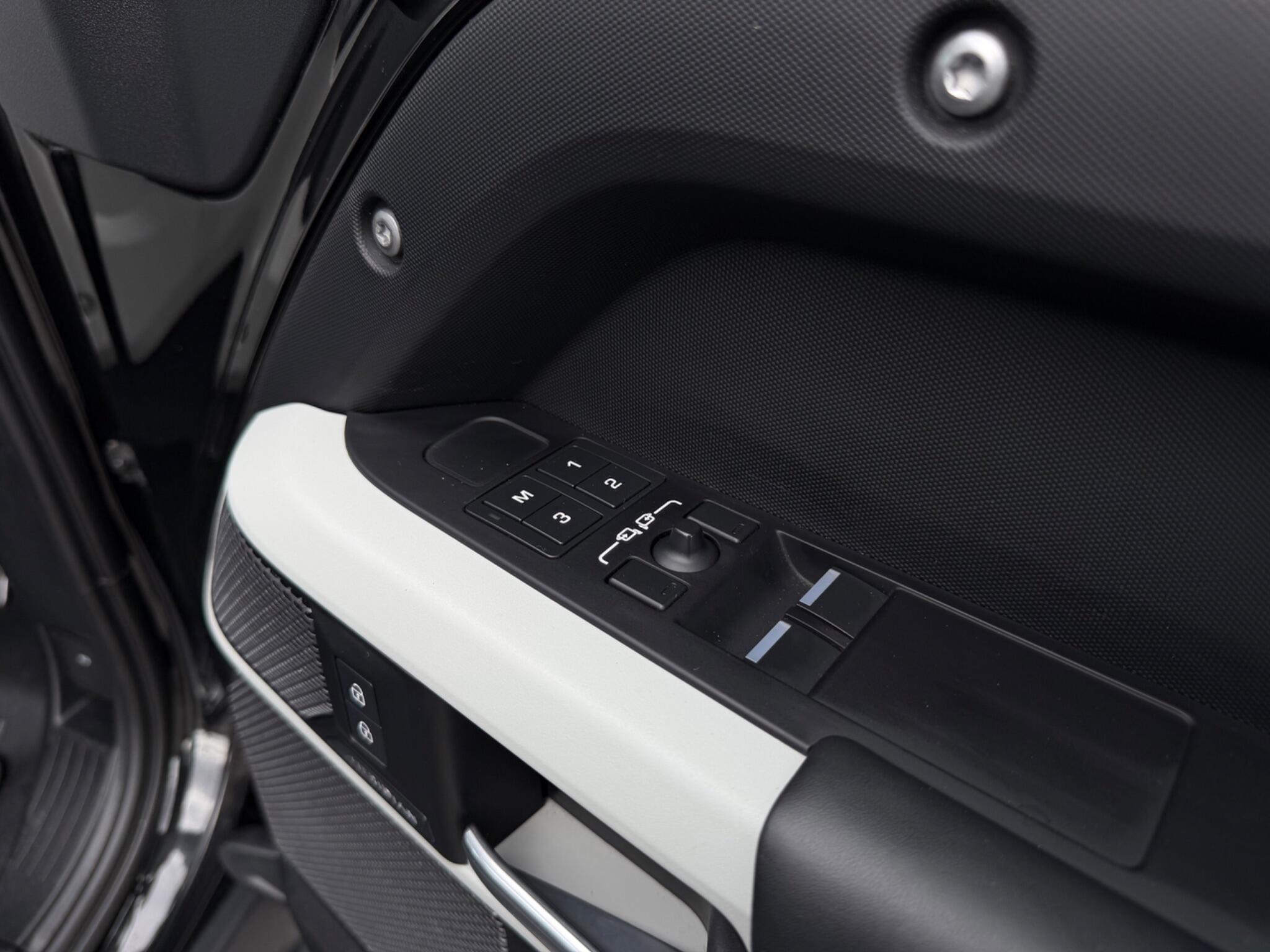 Land Rover Defender view 31