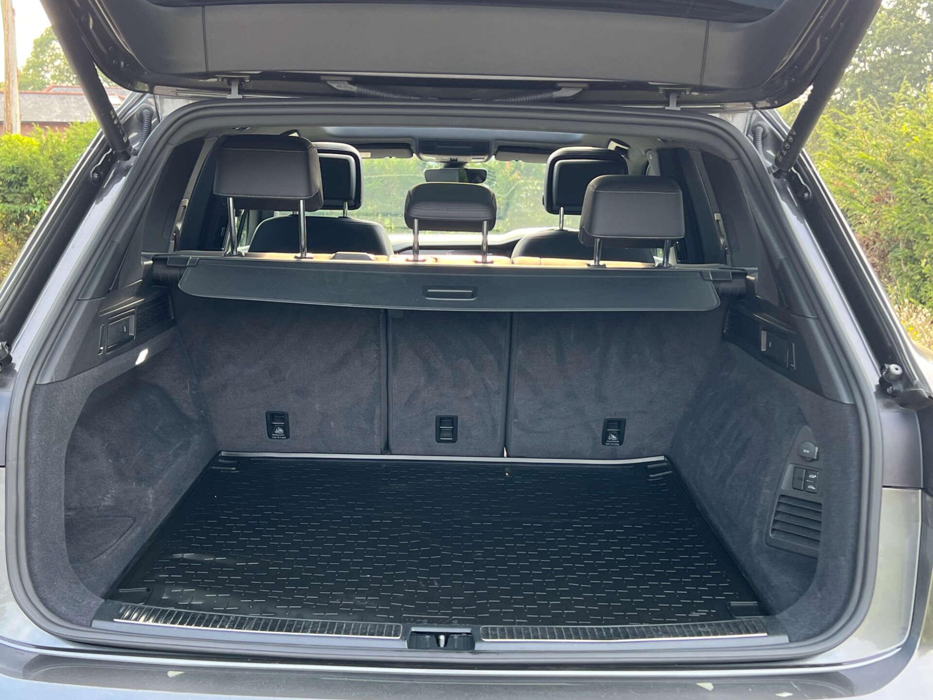 Volkswagen Touareg view 10