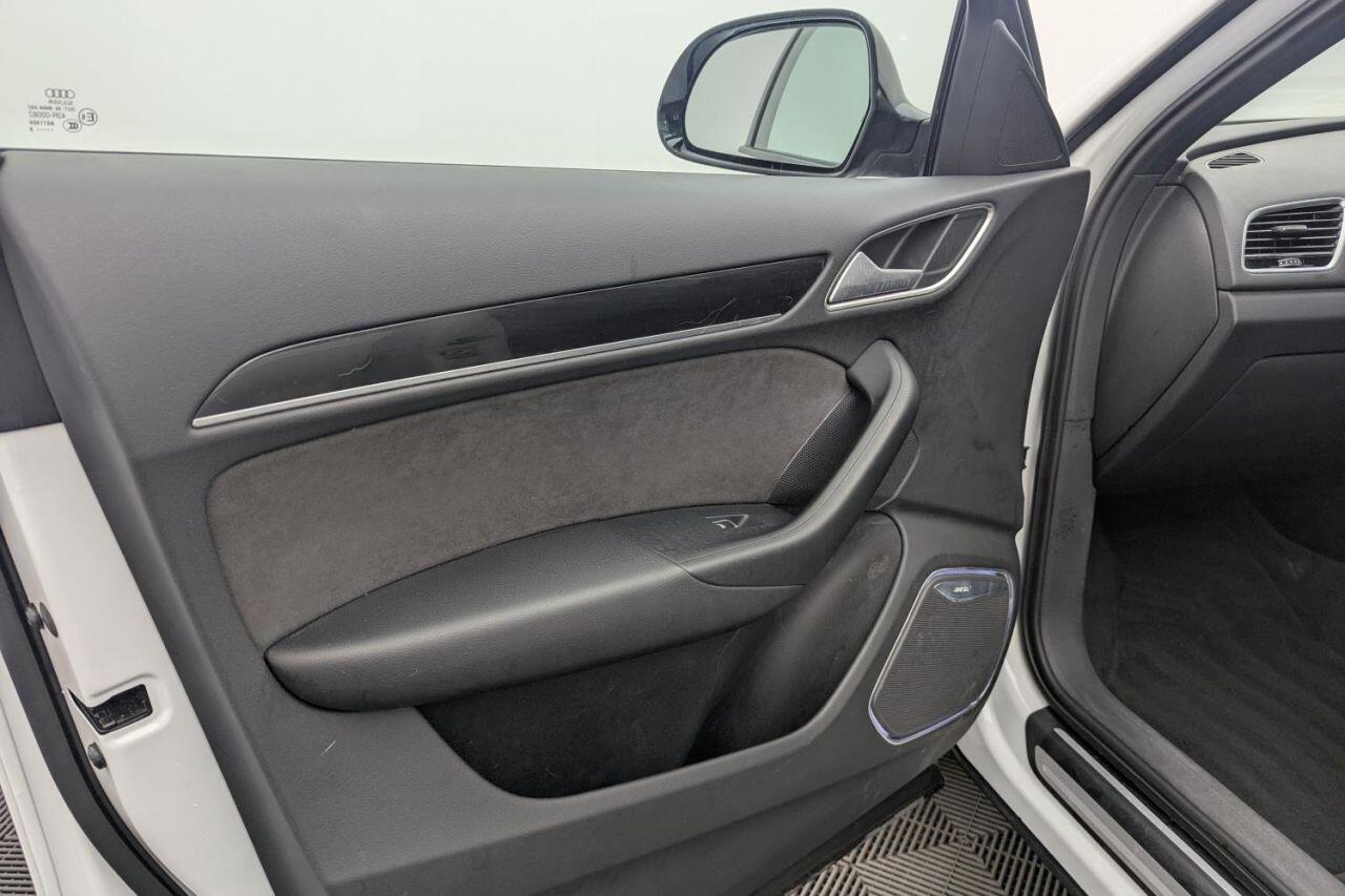 Audi Q3 view 30
