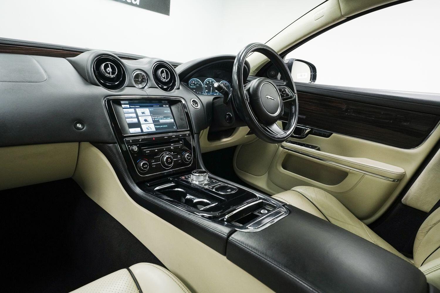 Jaguar XJ view 20