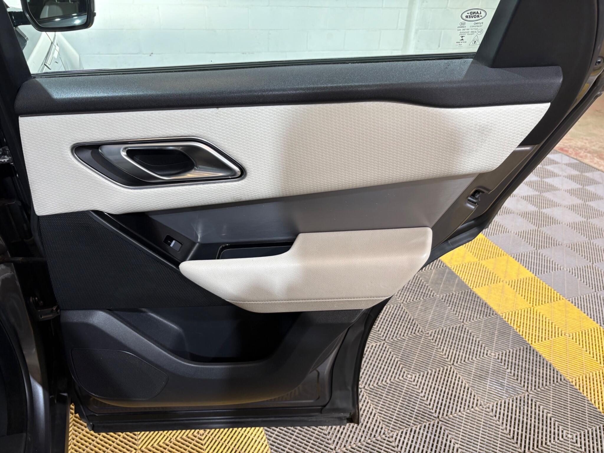 Land Rover Range Rover Velar view 41