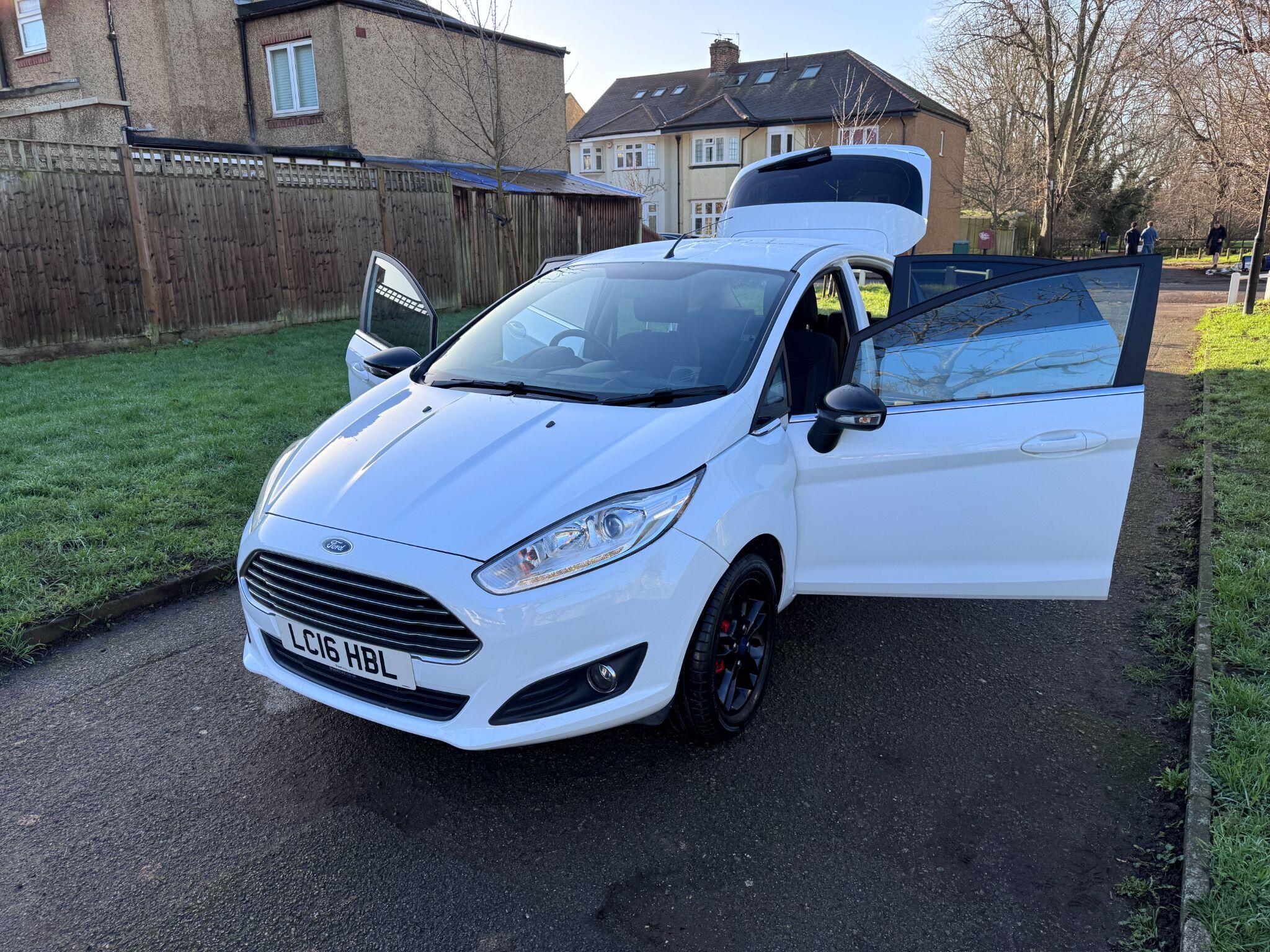 2016 Ford Fiesta image 40