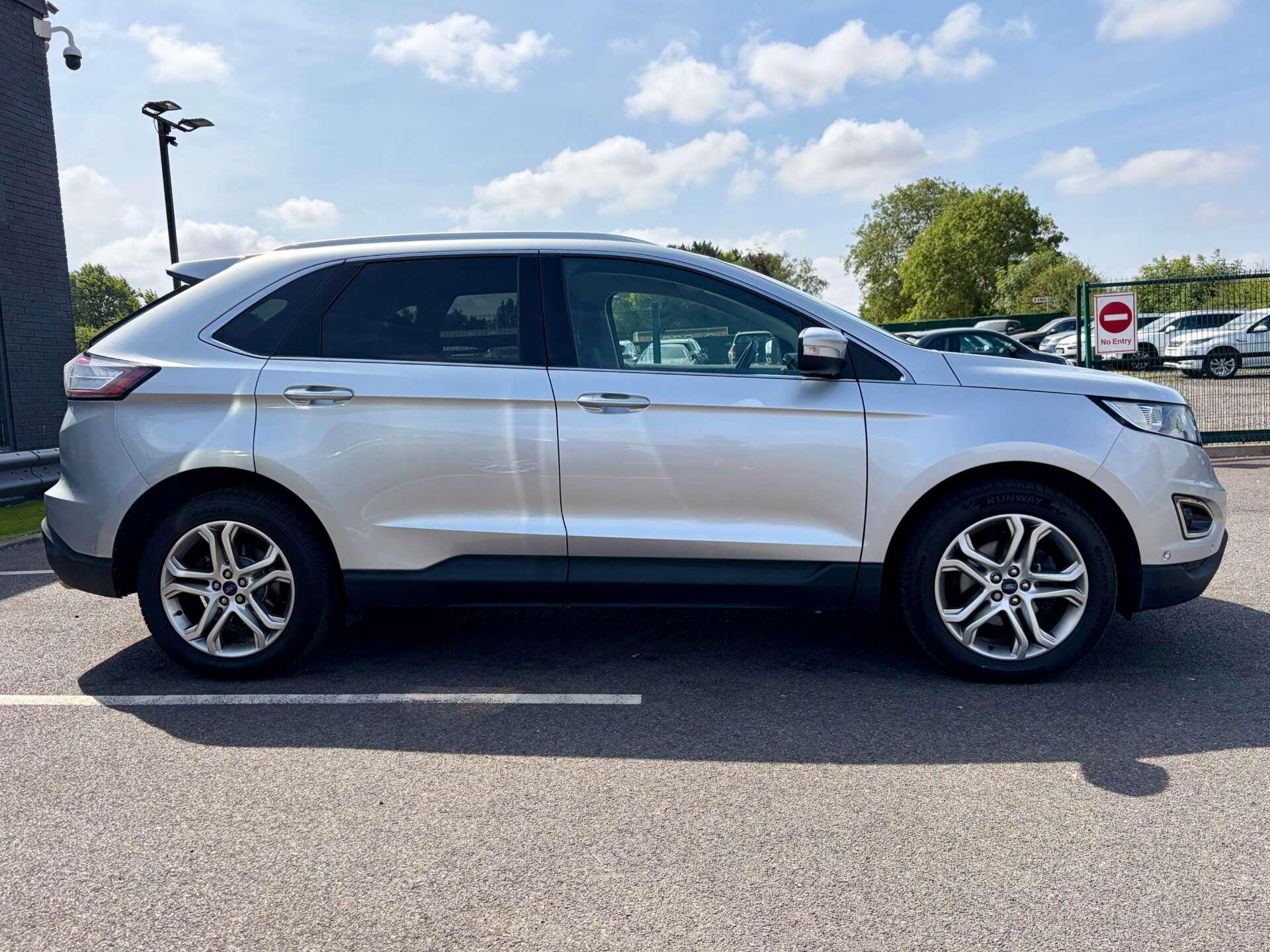Ford Edge view 9