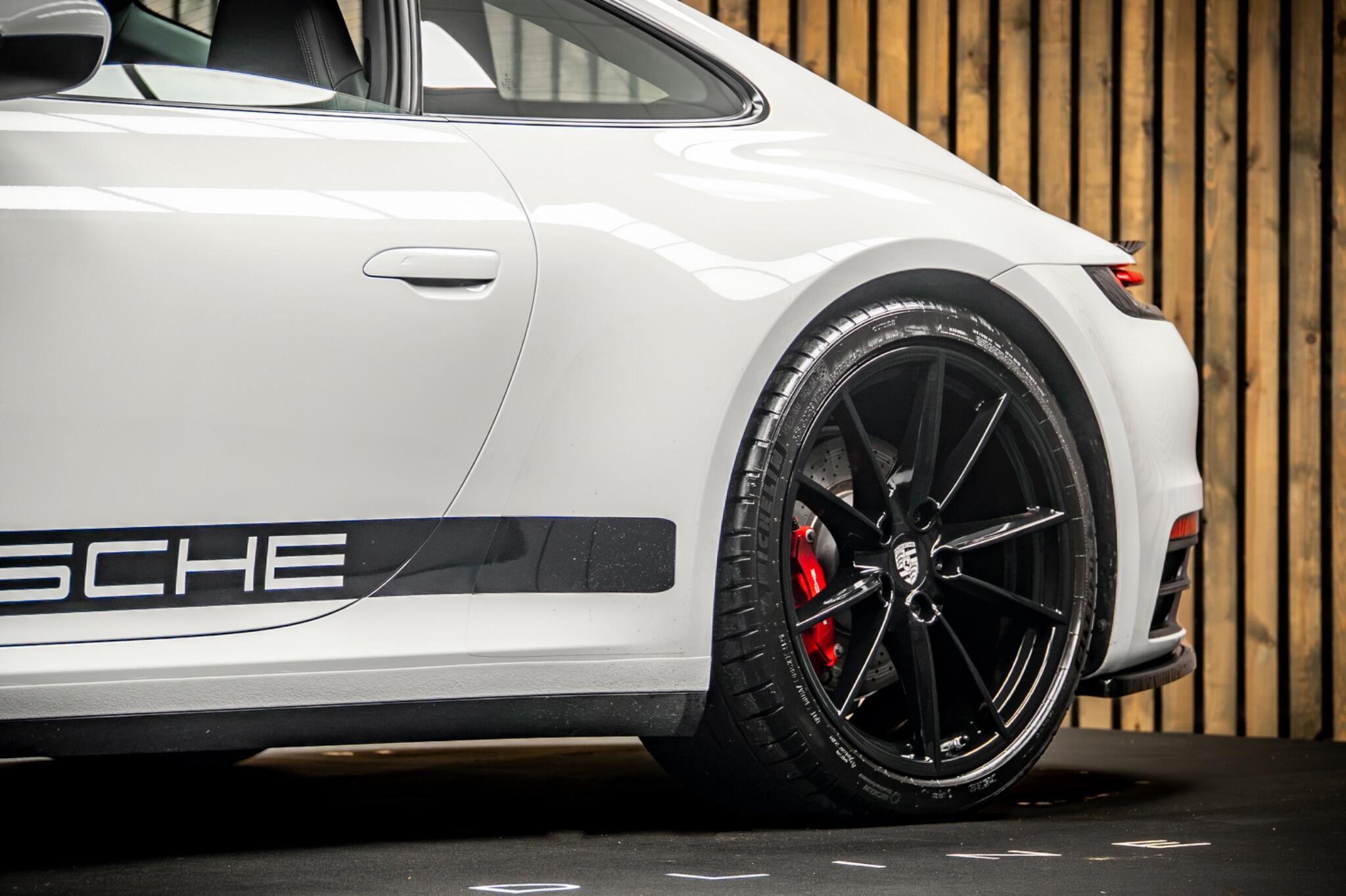 Porsche 911 view 16