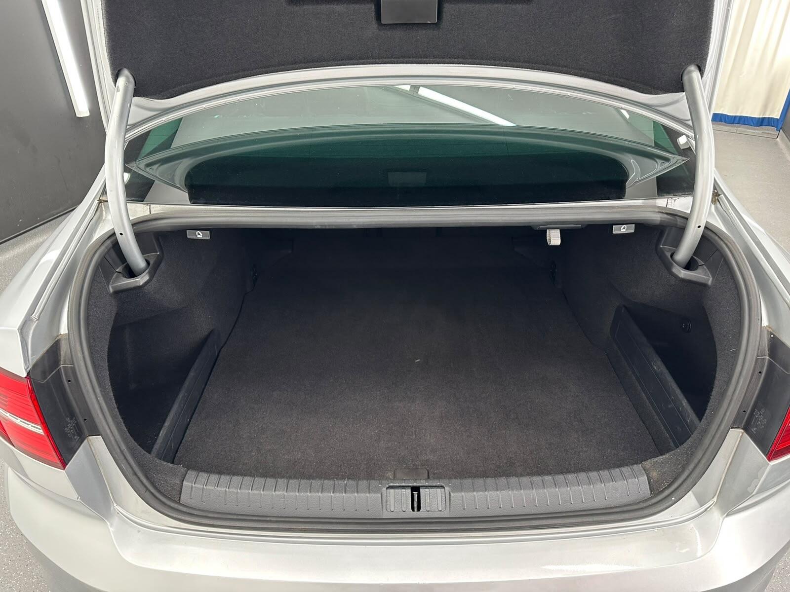 Volkswagen Passat view 16