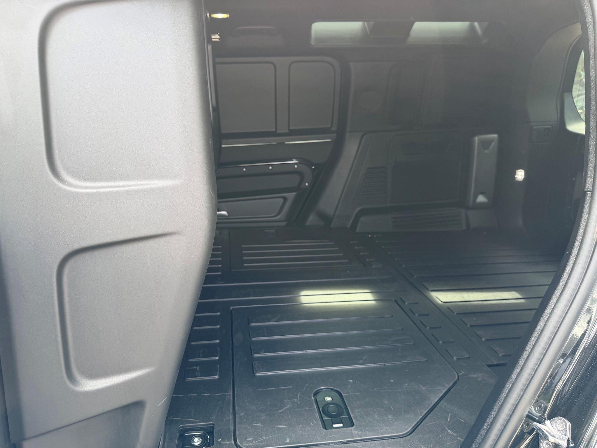 Land Rover Defender 110 view 20