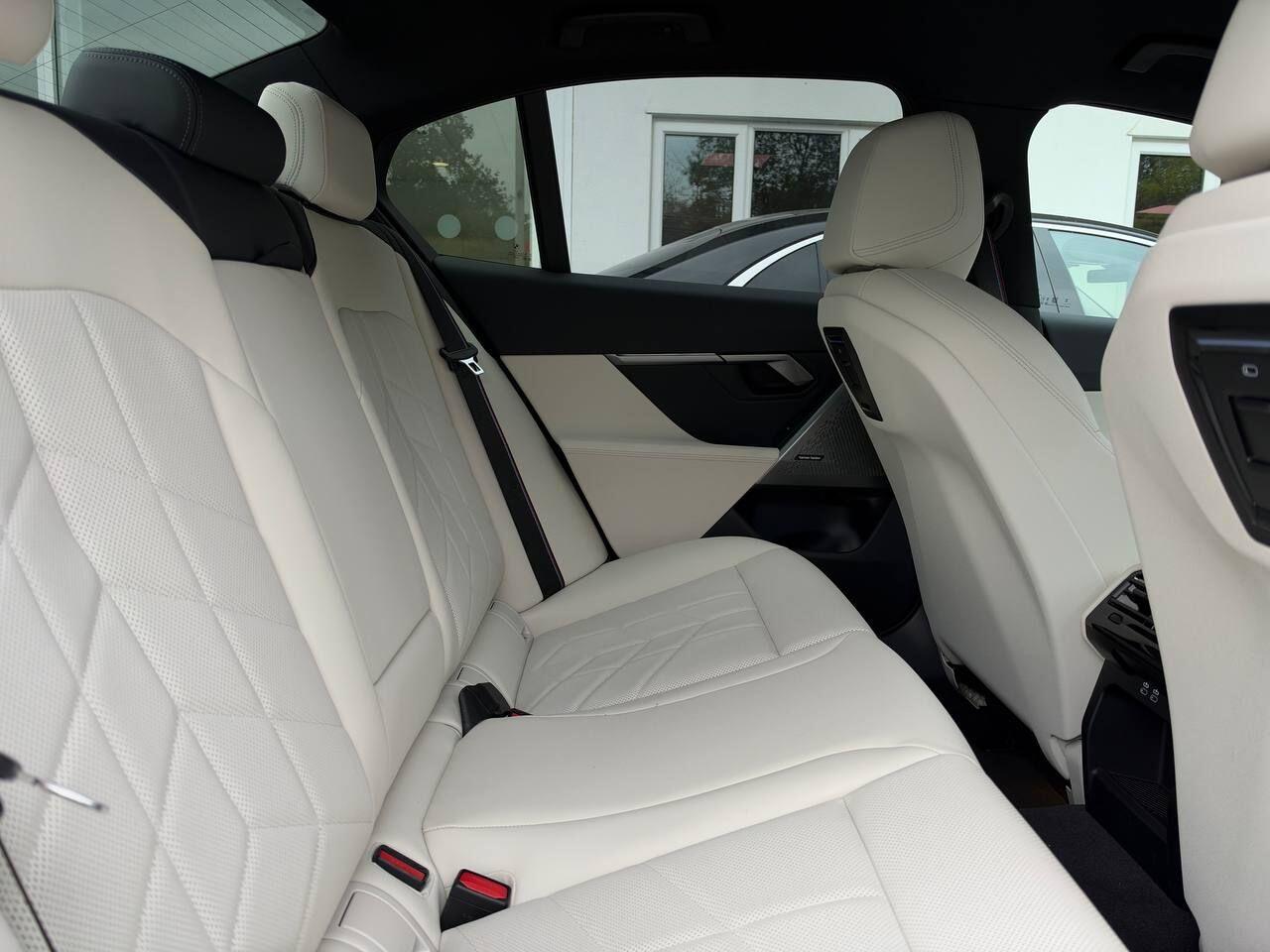 BMW i5 view 18