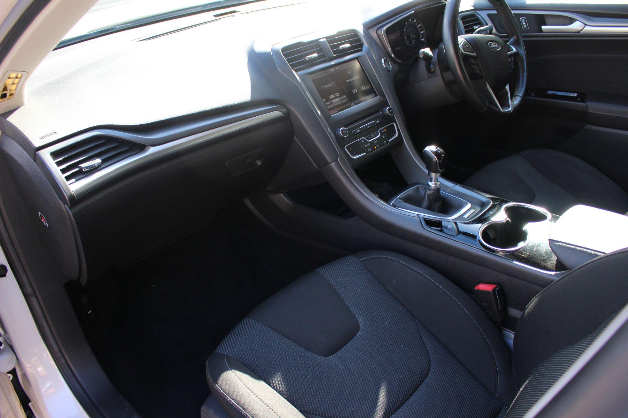 Ford Mondeo view 17