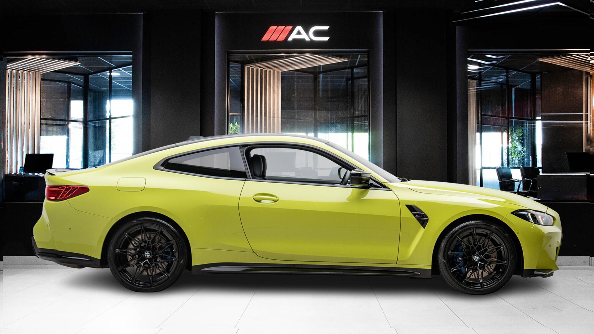 BMW M4 view 3