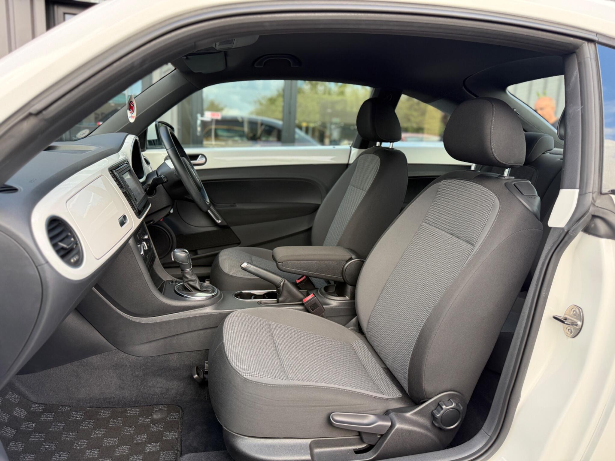 Volkswagen Beetle view 20