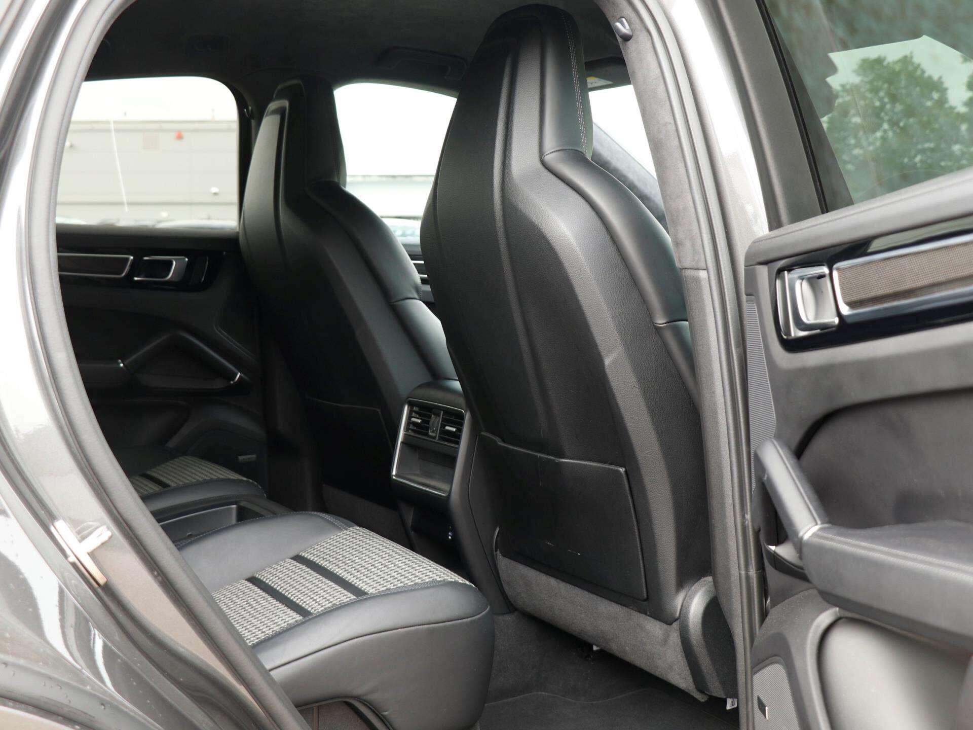 Porsche Cayenne view 26