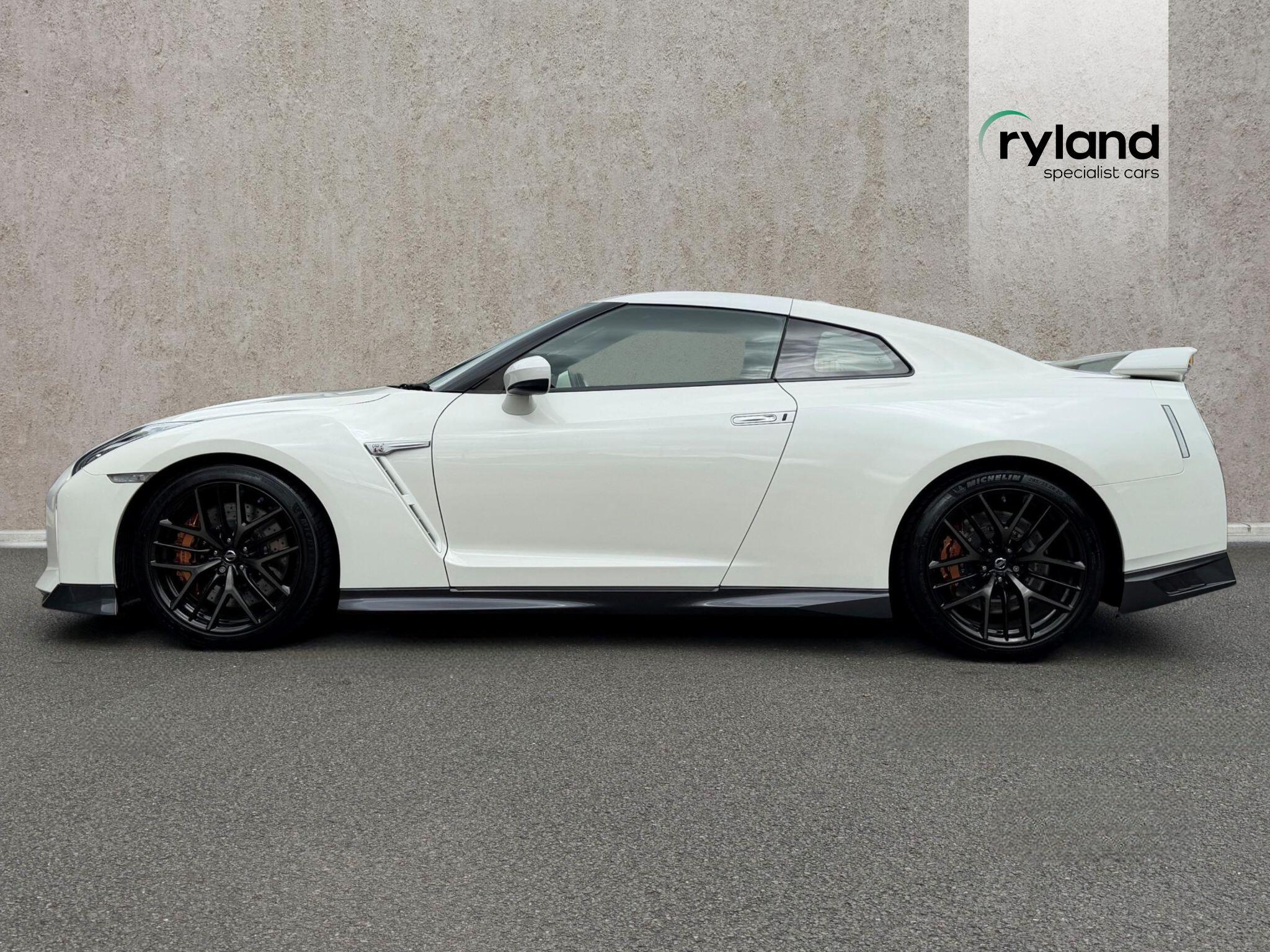 Nissan GT-R view 4
