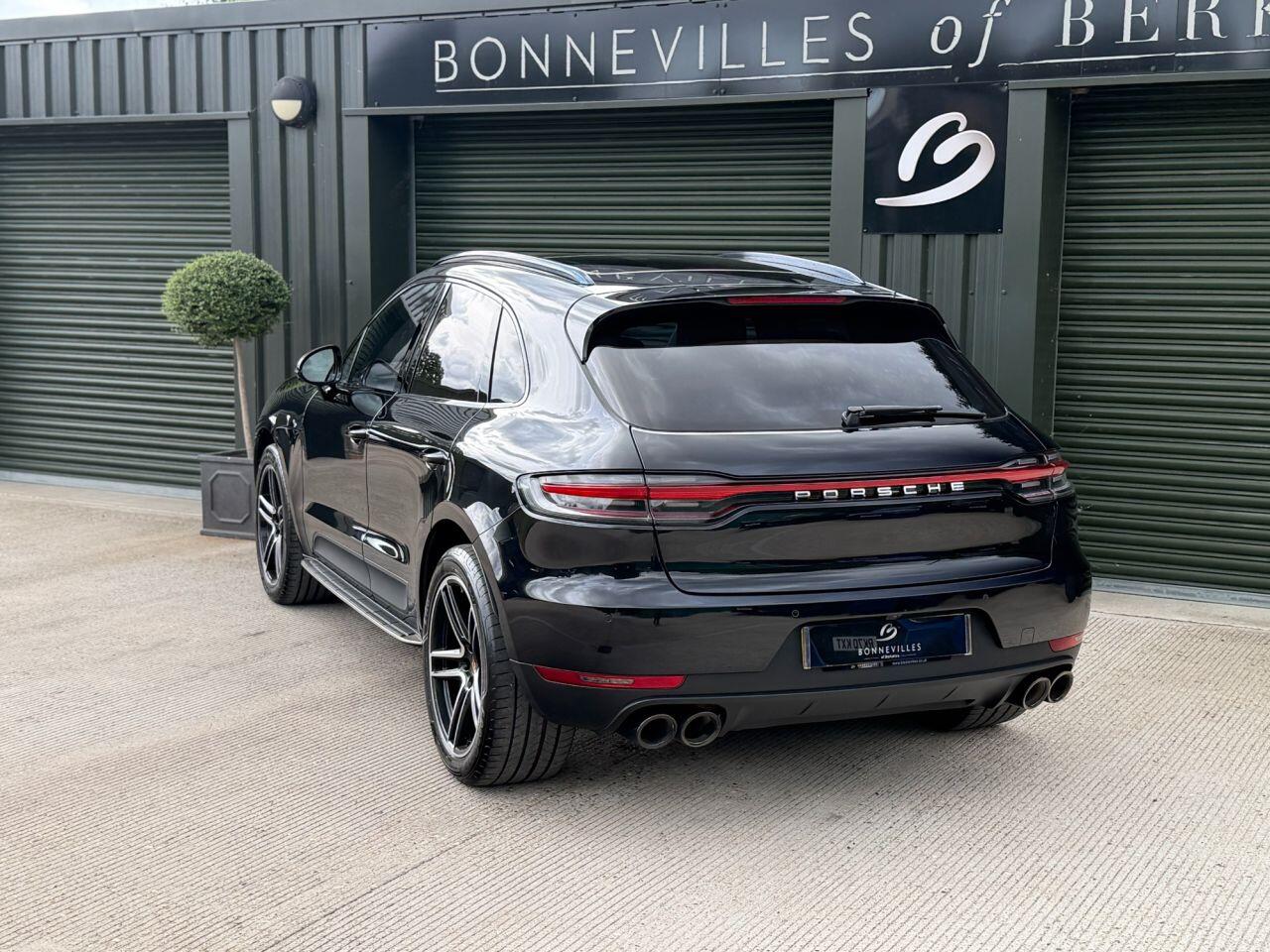 Porsche Macan view 3
