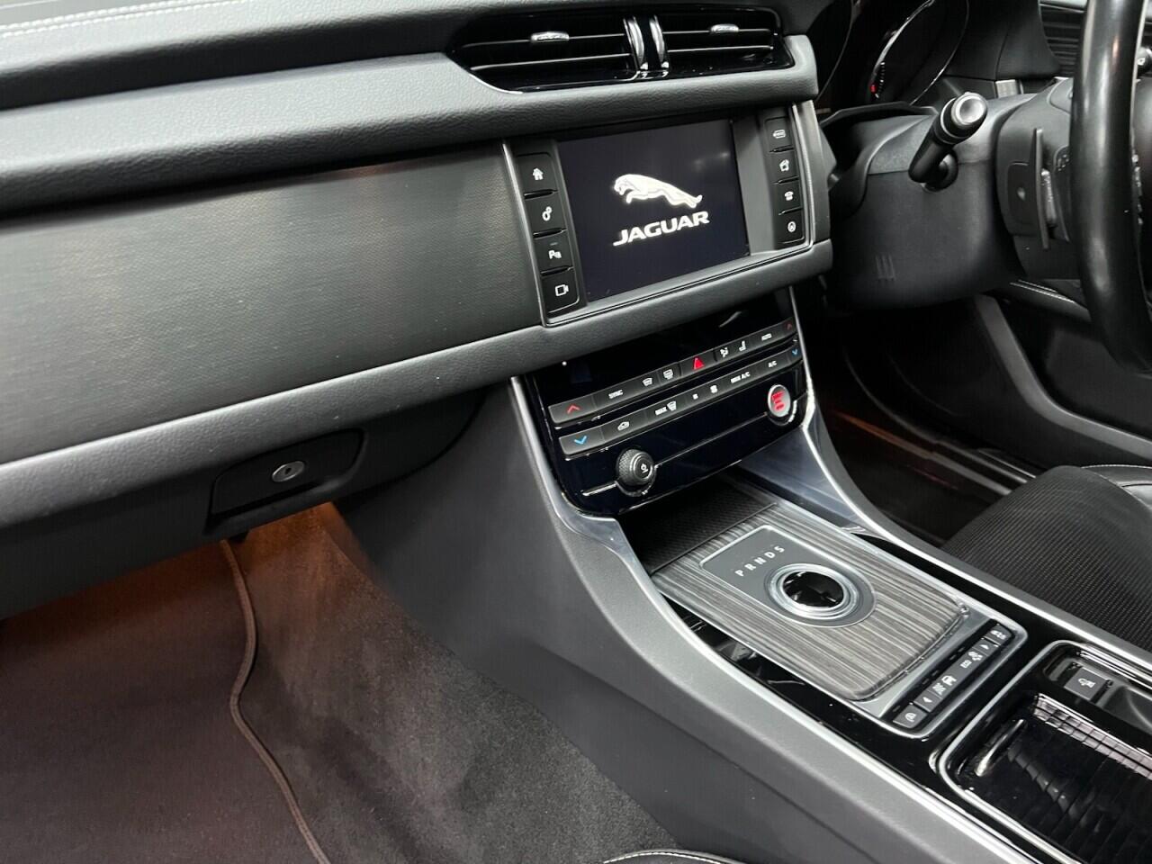 Jaguar XF view 32