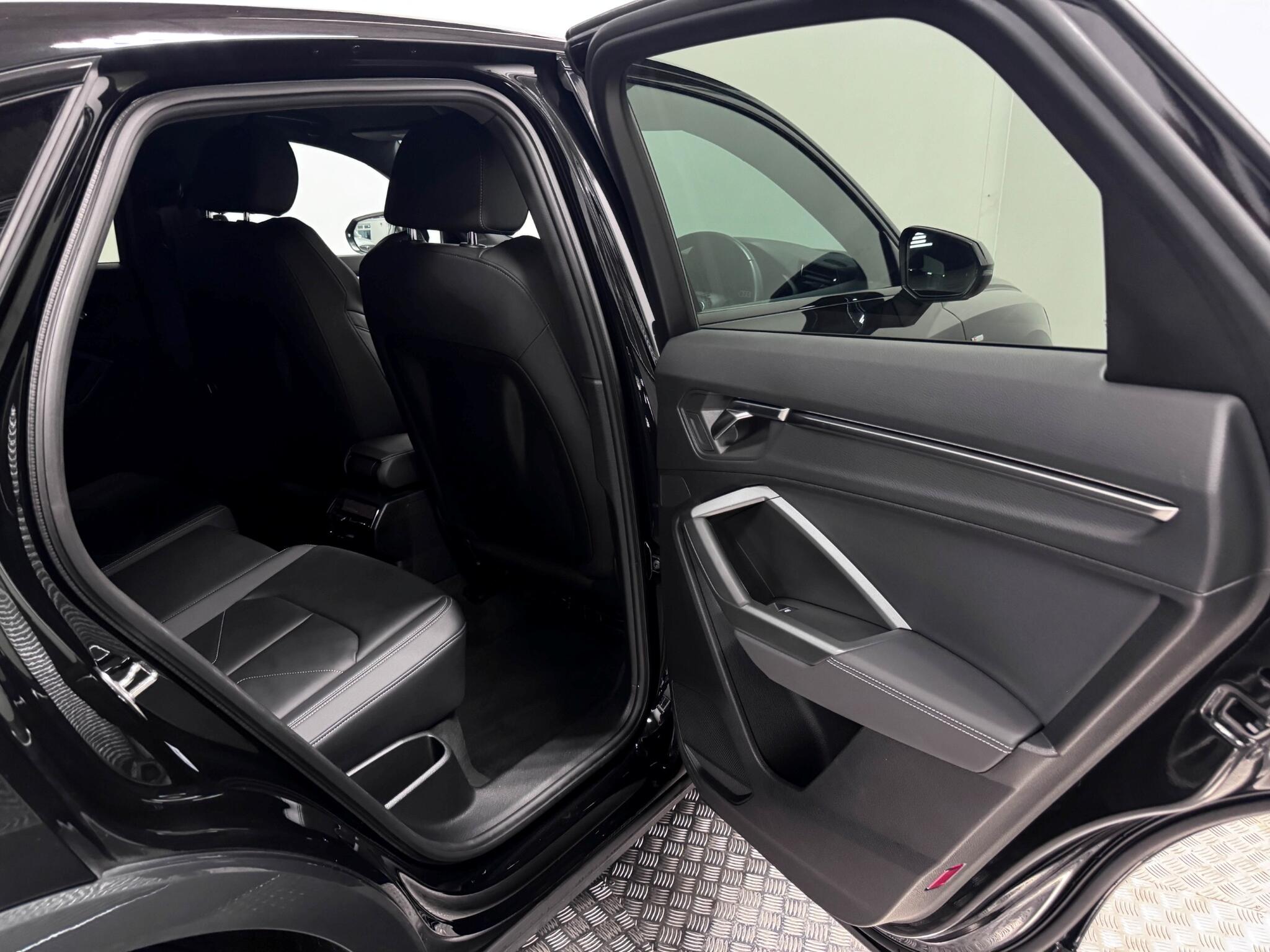 Audi Q3 view 19