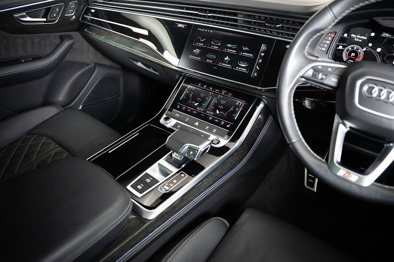 Audi Q7 view 29