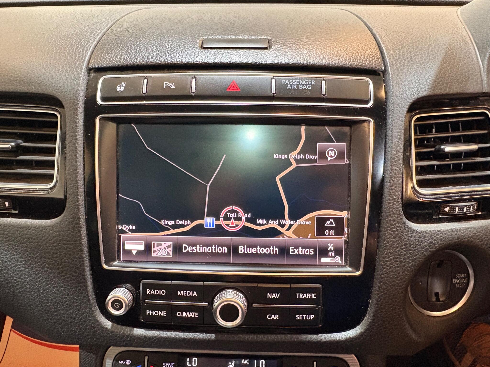 Volkswagen Touareg view 5