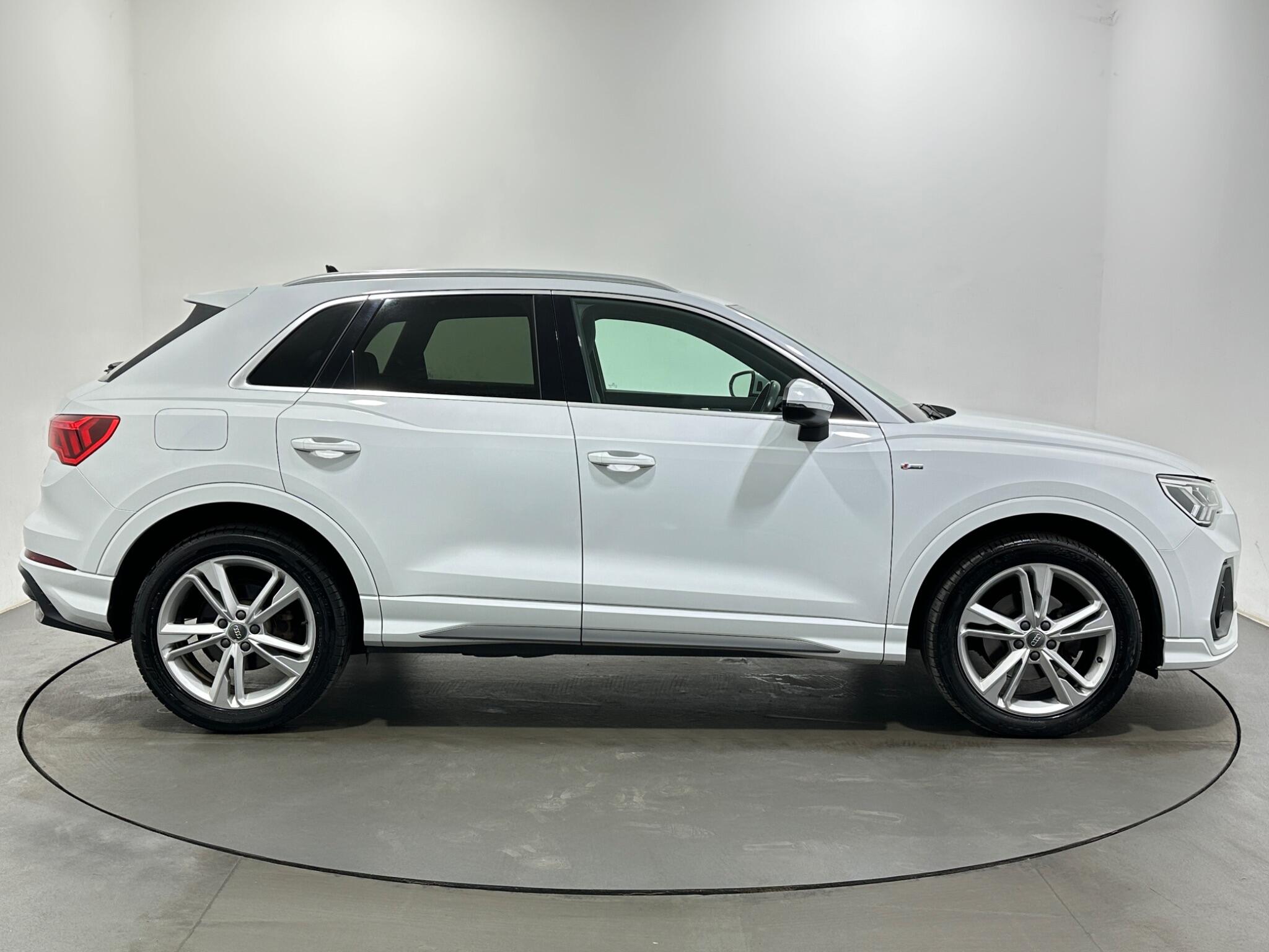 Audi Q3 view 9