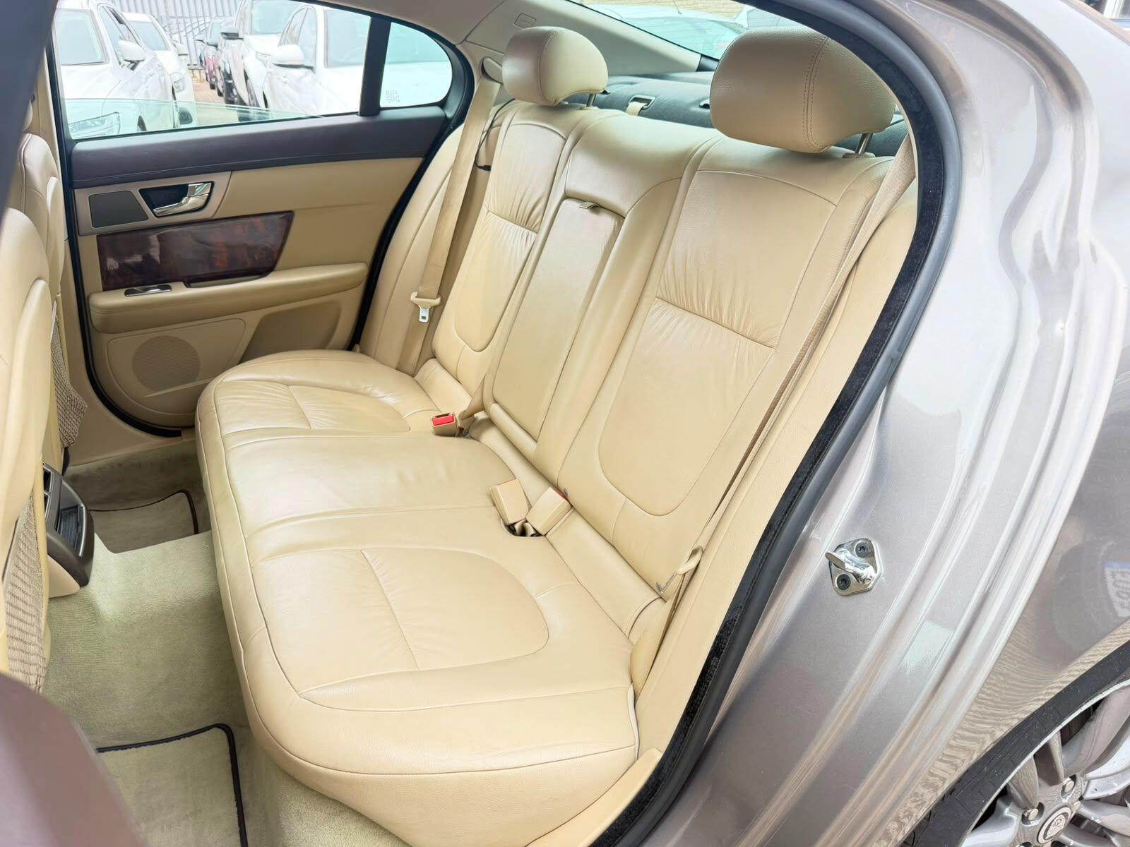 Jaguar XF view 12