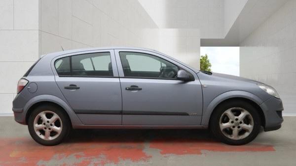 Vauxhall Astra view 3