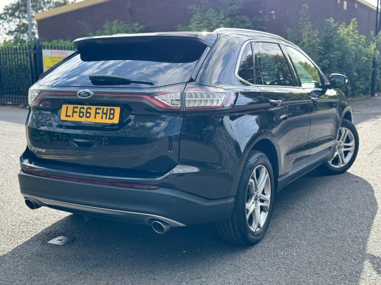 Ford Edge view 3