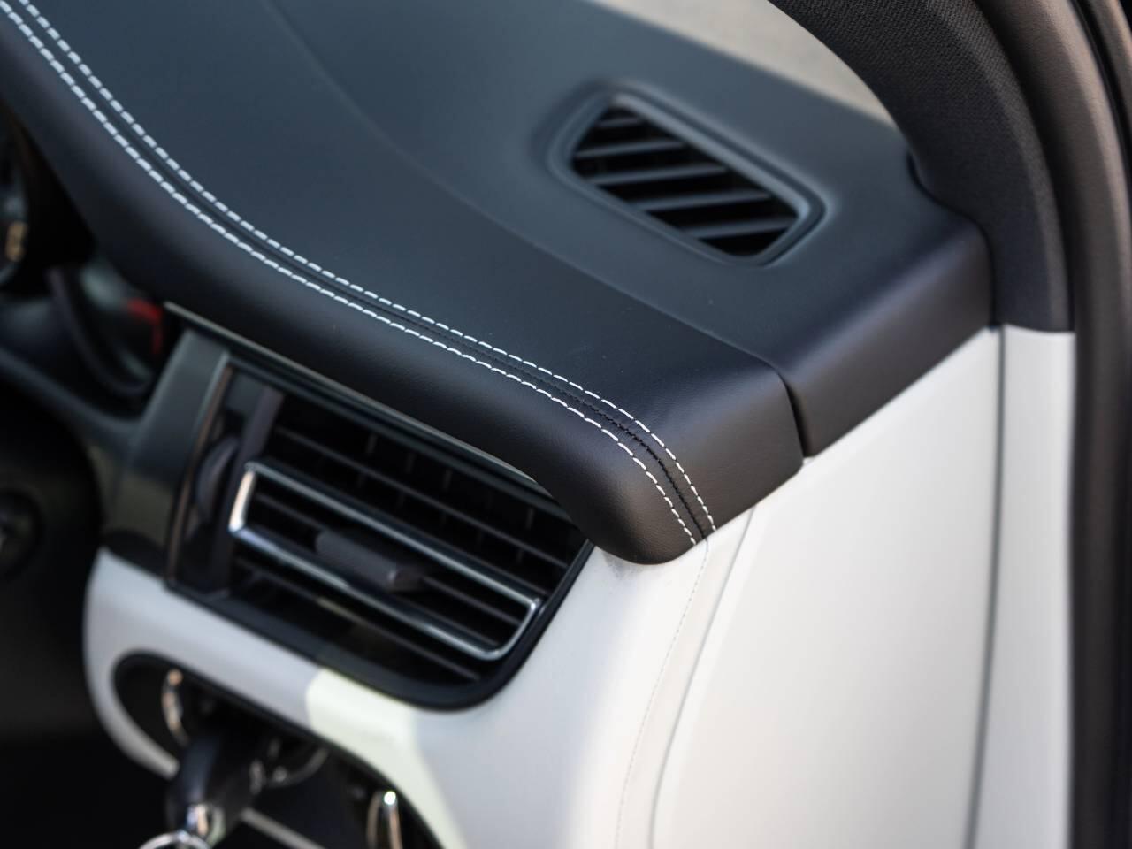 Porsche Macan view 24