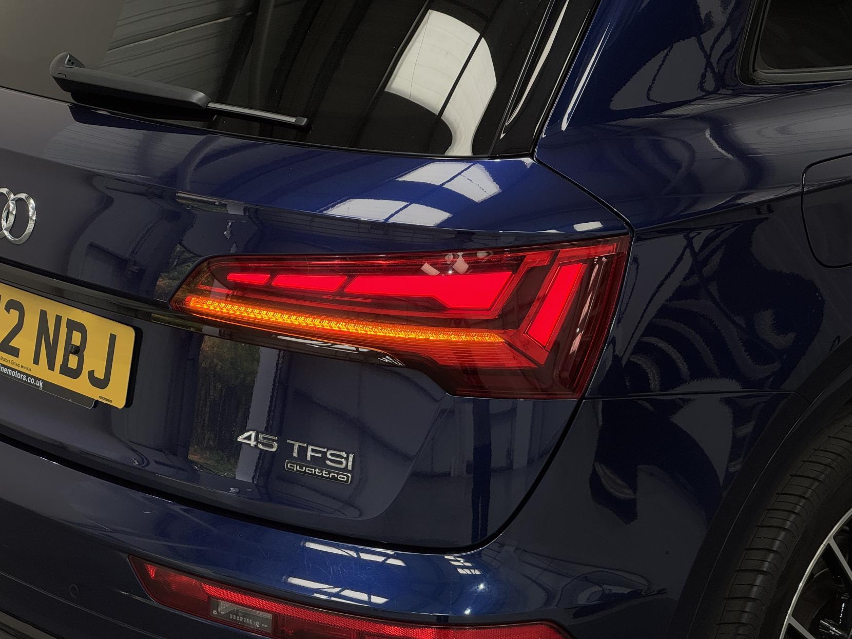 Audi Q5 view 12