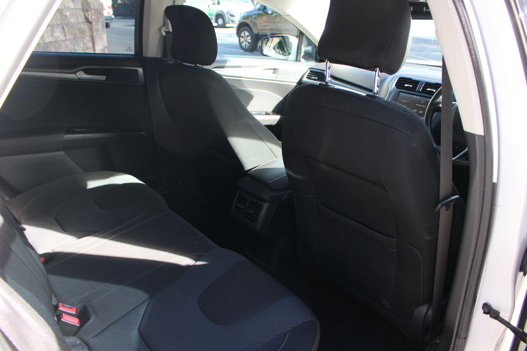 Ford Mondeo view 27