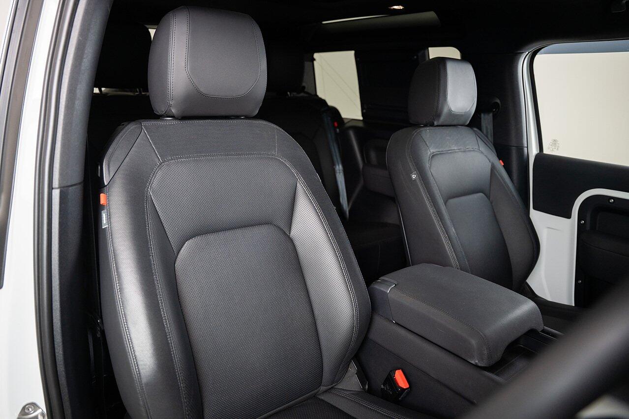Land Rover Defender 90 view 3