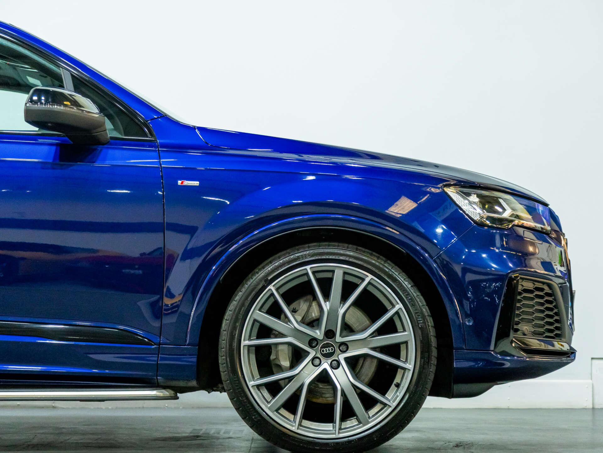 Audi Q7 view 17