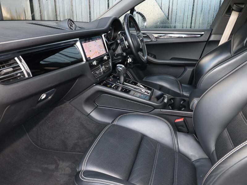 Porsche Macan view 4