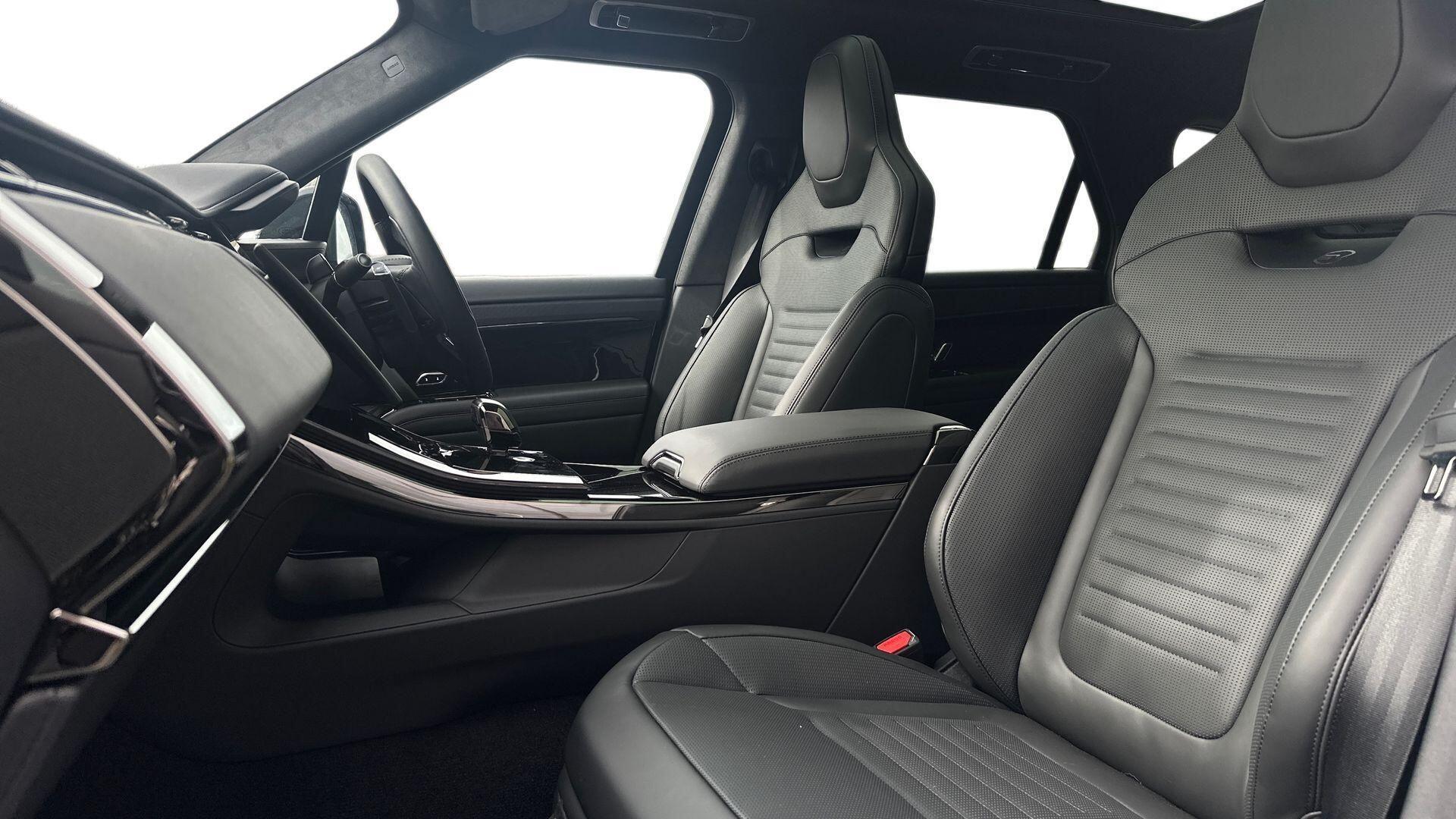 Land Rover Range Rover Sport view 3