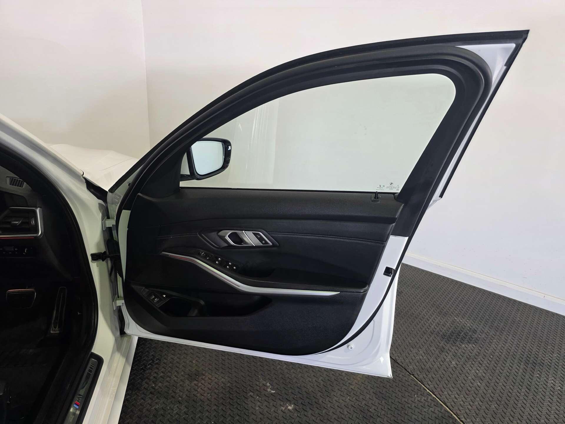 BMW 3 Series view 13